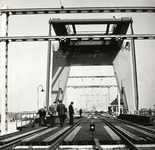 168689 Gezicht op de nieuwe spoorbrug over het Noordhollandsch Kanaal te Alkmaar.